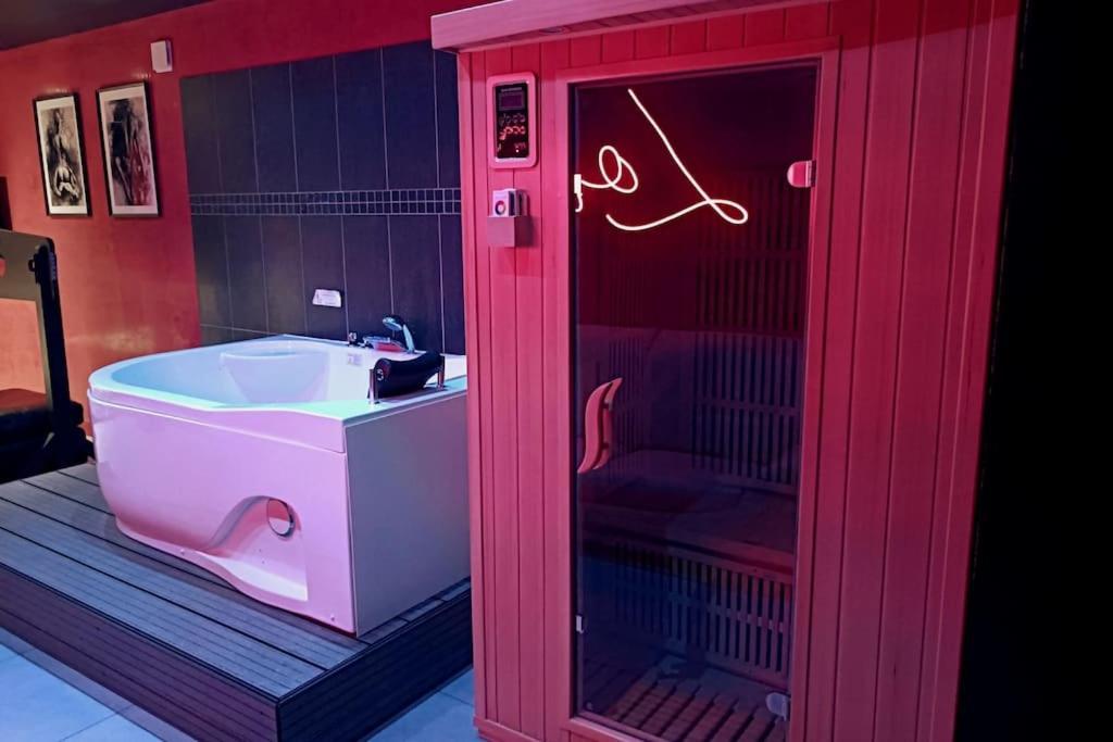 Appartement Balneo Et Sauna Prives The Red Room Могио Экстерьер фото