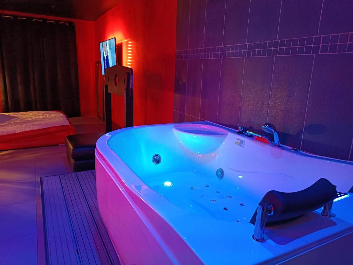 Appartement Balneo Et Sauna Prives The Red Room Могио Экстерьер фото