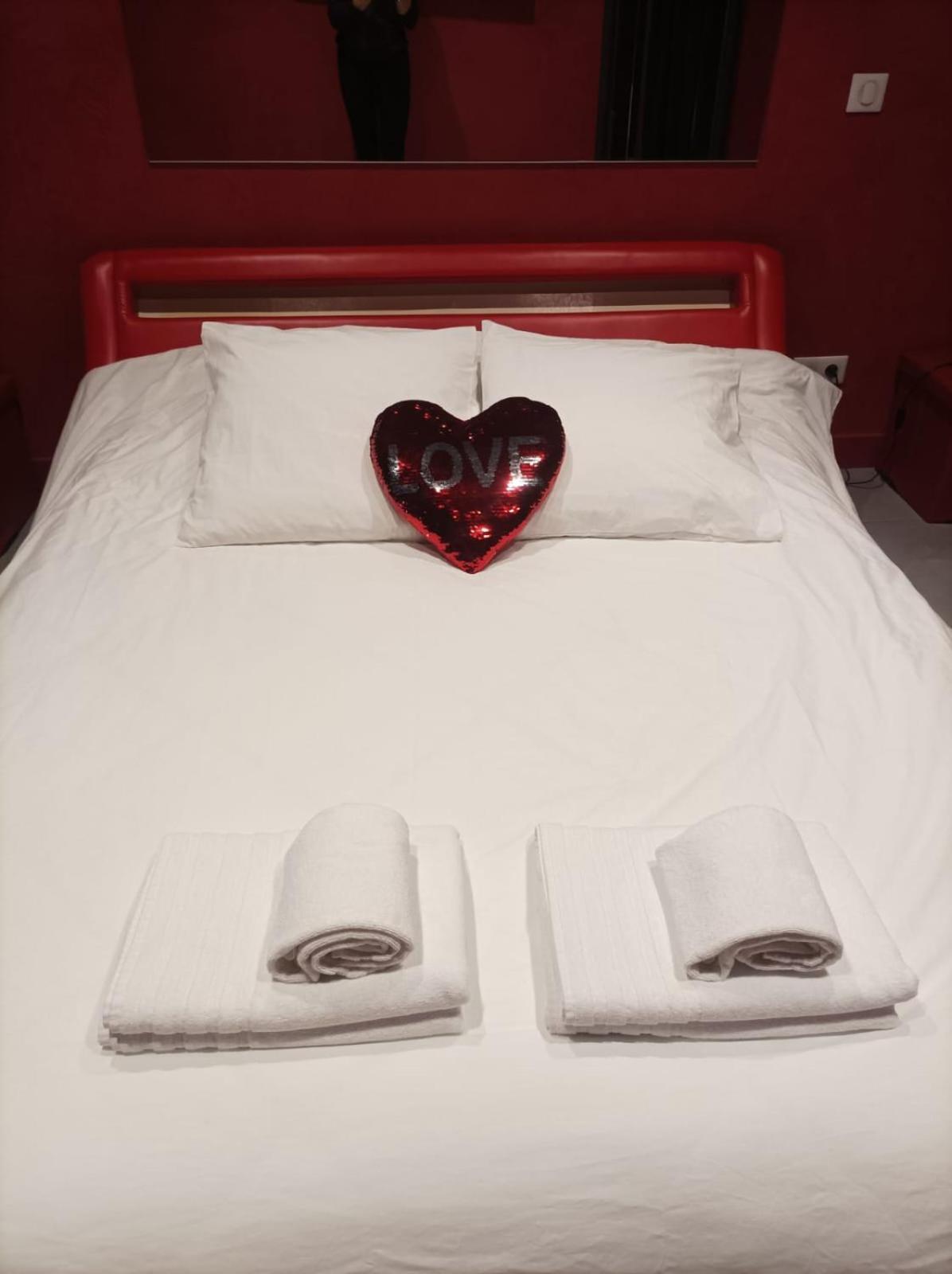 Appartement Balneo Et Sauna Prives The Red Room Могио Экстерьер фото